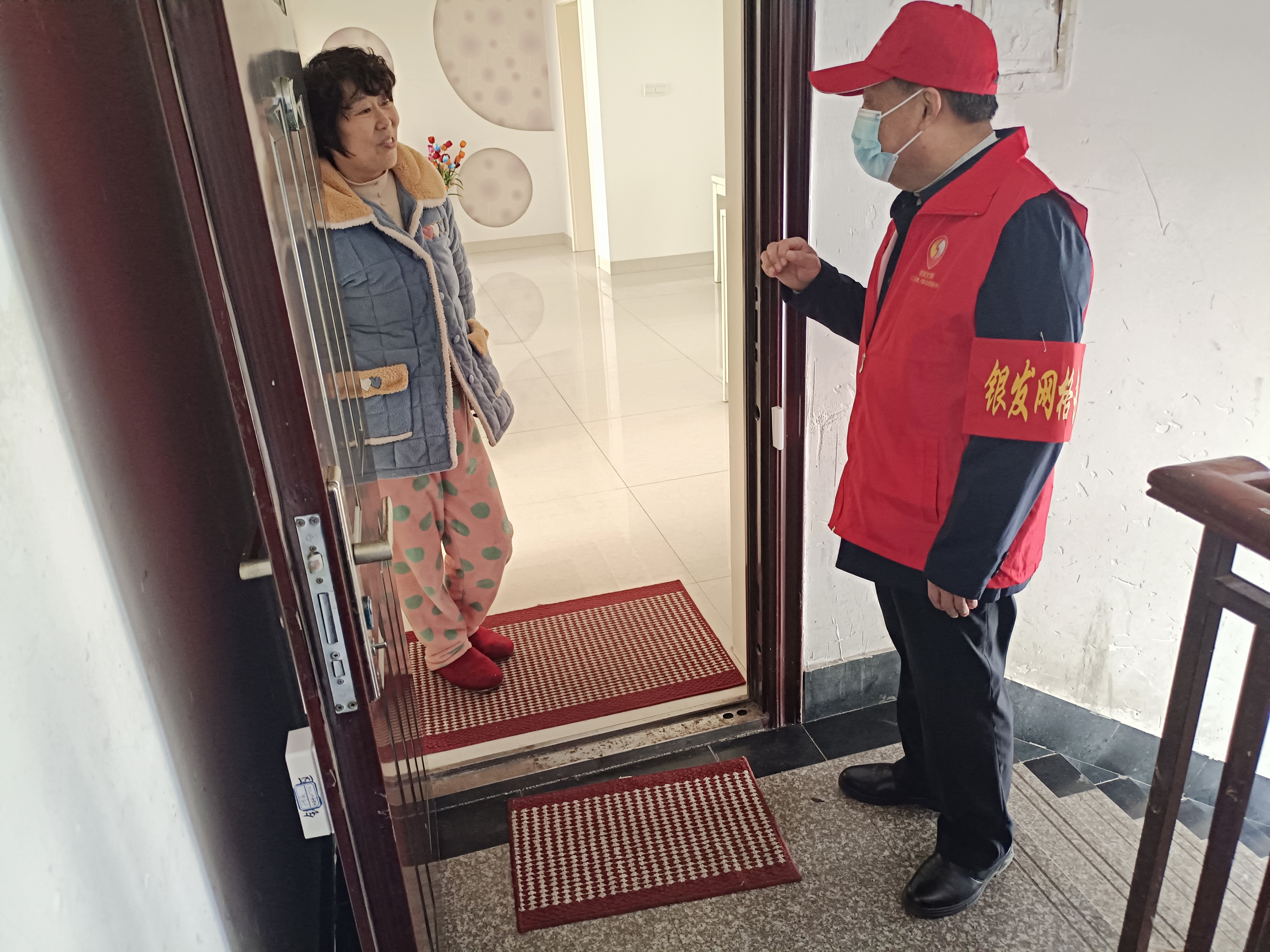 “银发网格长”走访入户及时掌握小区业主需求