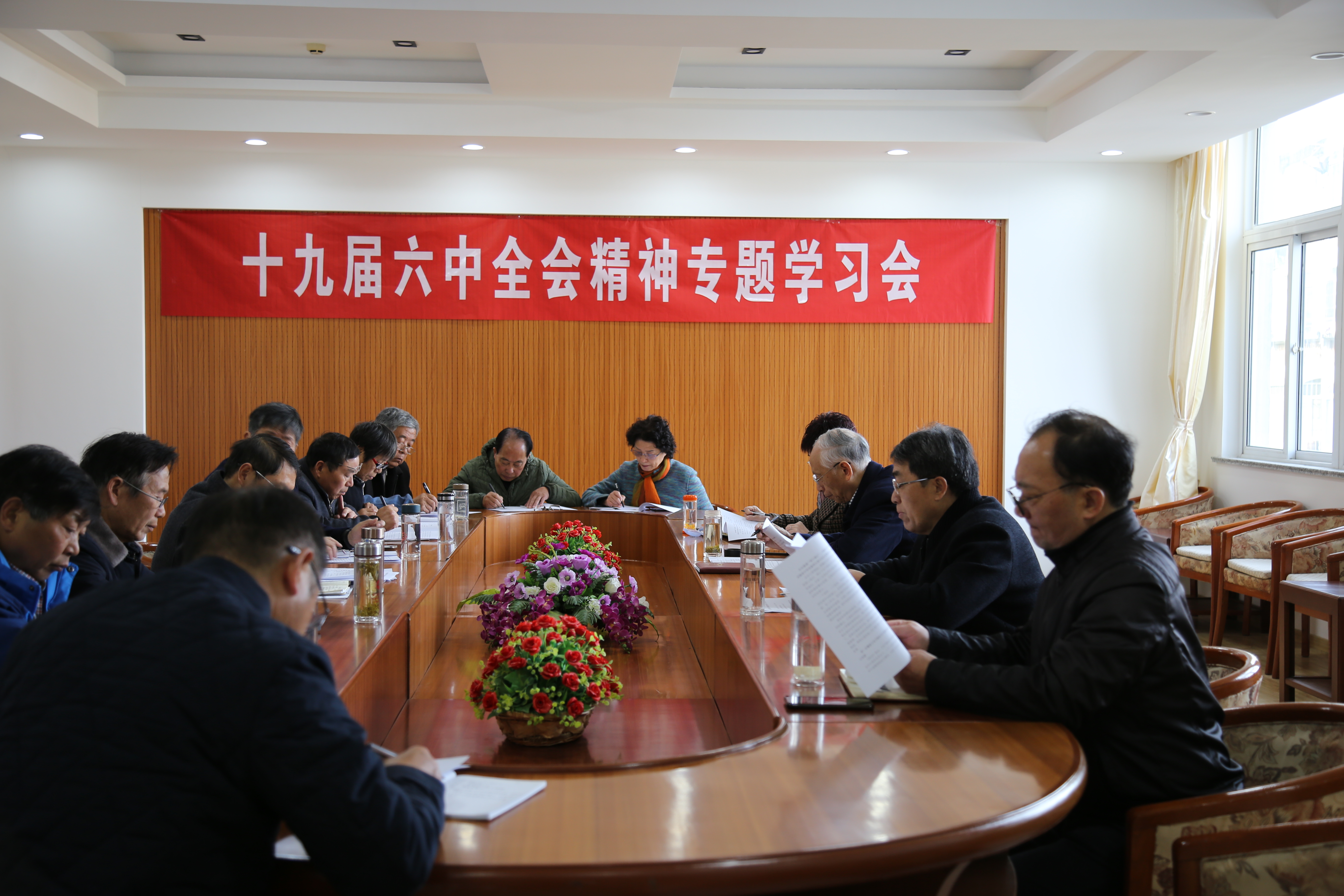 老年大学临时党支部常态化开展理论学习
